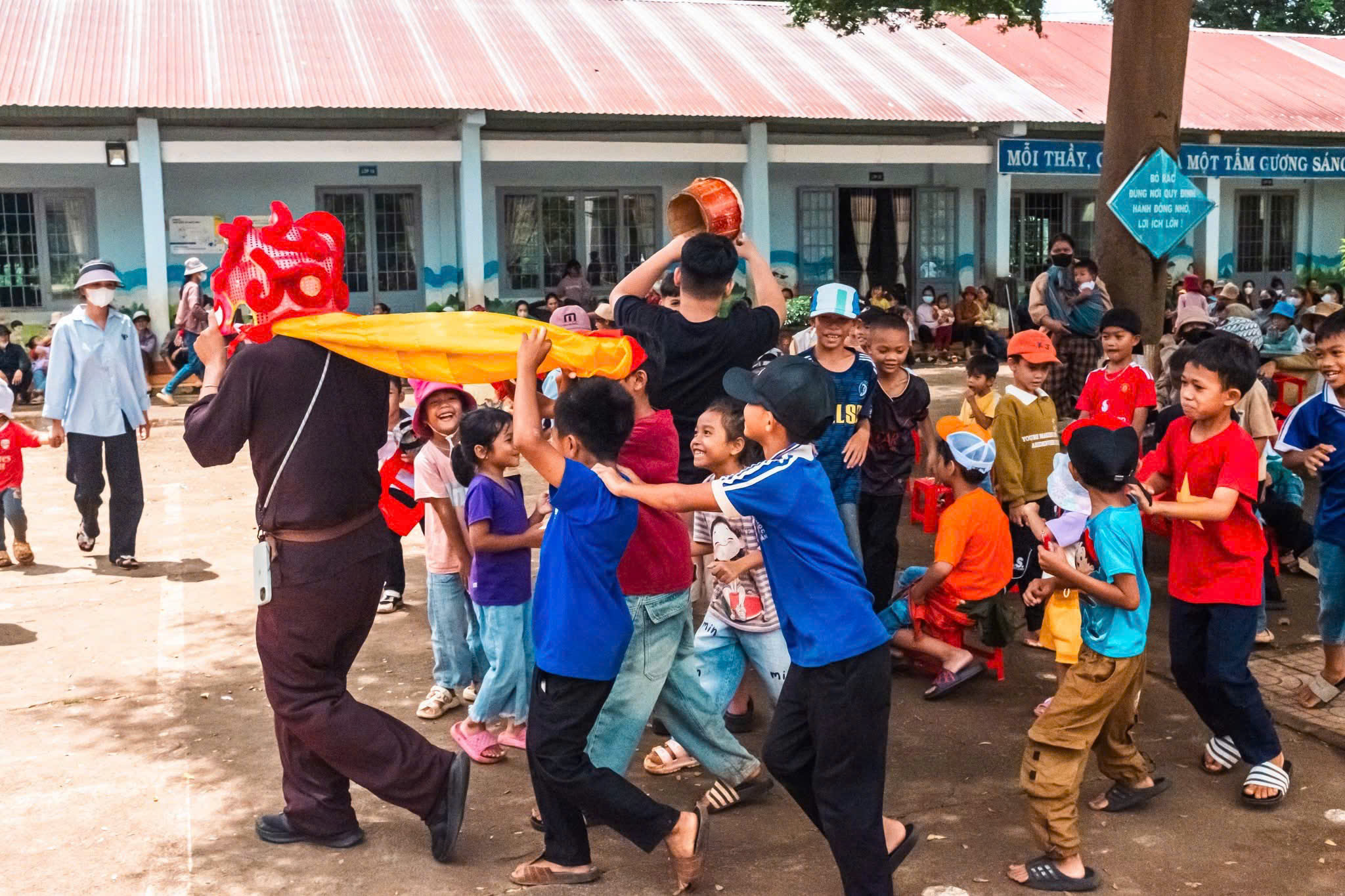 Các em học sinh trường Tiểu học Trần Quốc Toản (xã Quảng Phú) cùng tham gia tiết mục múa lân hội Trung thu.